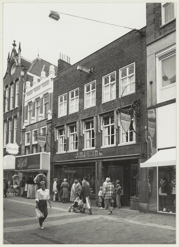 Transformatie Grote Houtstraat 42-44, winkelruimte en 6 appartementen