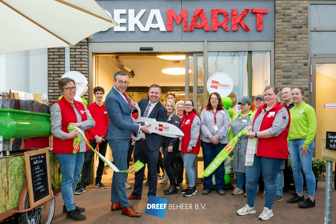 Feestelijke Opening van DekaMarkt in Nieuwbouwcomplex aan Dorpstraat, Lunteren